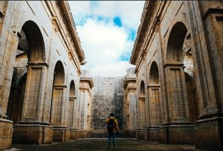 'Viaje En El Laberinto Del Ayer', Obra De Arai Santana Gómez.