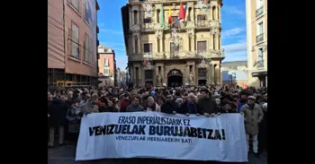 Una concentración en Pamplona rechaza la "agresión imperialista" de EEUU en Venezuela y exige "respeto" a su soberanía