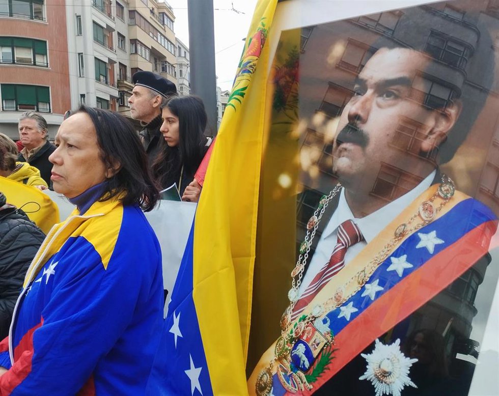 La cónsul de Venezuela en Bilbao, Glenna del Valle Cabello, en una concentración en Bilbao