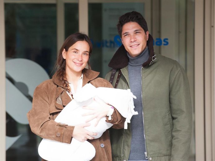 María Pombo sale del hospital radiante tras el nacimiento de Mariana, su tercera hija con Pablo Castellano
