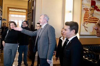 El presidente del Gobierno de Aragón, Jorge Azcón, recibe a representantes de la comunidad venezolana en Aragón.