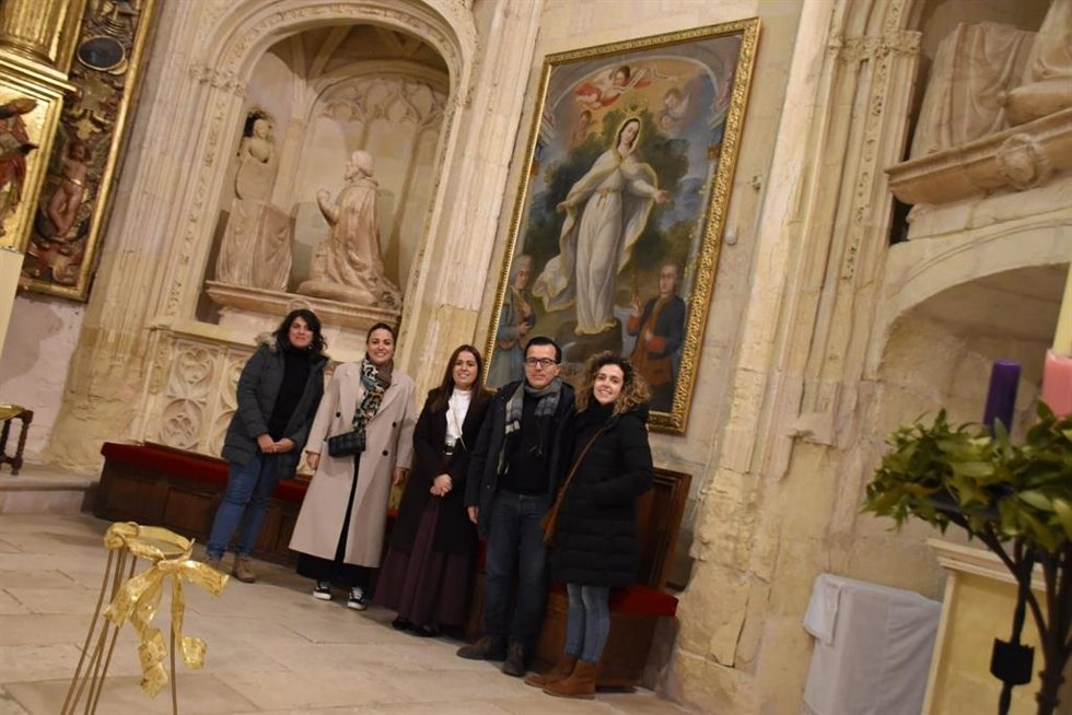 El cuadro de la Virgen de la Misericordia de Belmonte saca a la luz a dos nuevos personajes después de su restauración.