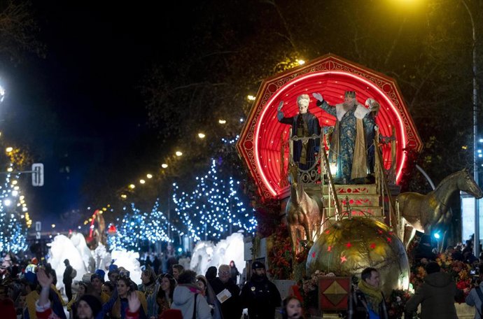 Archivo - El Rey Melchor saluda a los niños durante la cabalgata, a 5 de enero de 2024, en Madrid (España).