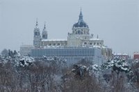 Madrid esparce sal en calles principales y puntos estratégicos y se mantiene "en alerta" por posibles nevadas