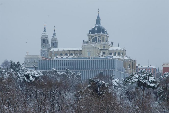 Archivo - Catedral de la Almudena durante la gran nevada provocada por la borrasca ‘Filomena’,  en Madrid (España), a 9 de enero de 2021. 
