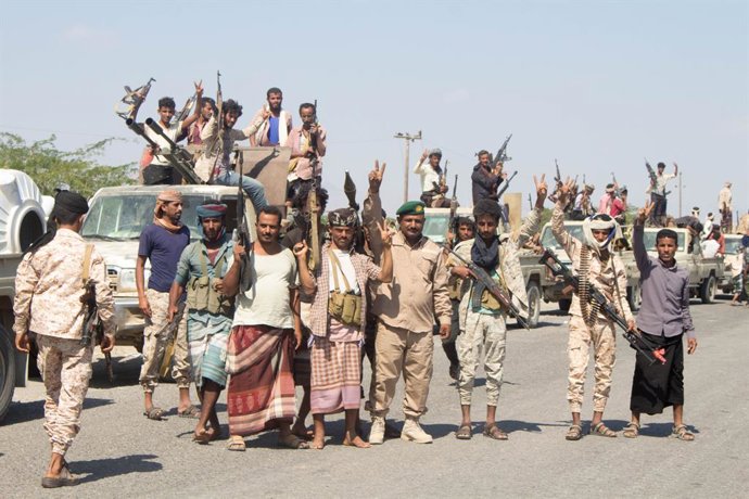 Archivo - (201216) -- ABYAN (YEMEN), Dec. 16, 2020 (Xinhua) -- Soldiers of the Southern Transitional Council gather as the troop prepares to leave the southern province of Abyan, Yemen, on Dec. 16, 2020. Forces loyal to Yemen's government and other milita