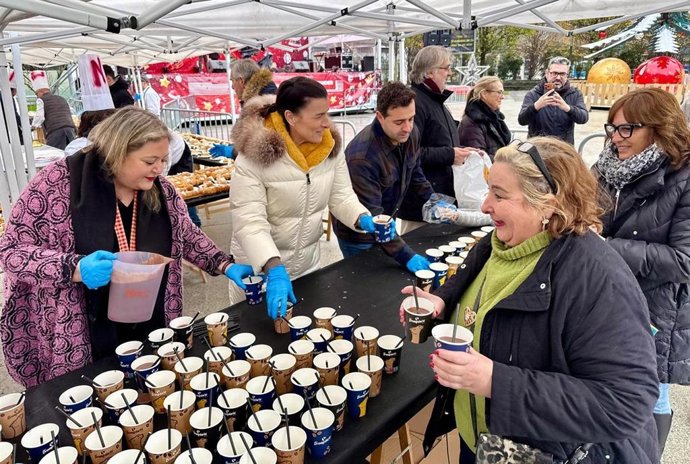 Santander reparte 1.400 raciones de roscón de Reyes y 140 litros de chocolate solidarios