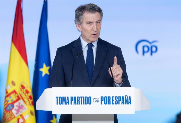 O Presidente do Partido Popular, Alberto Núñez Feijóo, comparece perante a mídia na sede nacional do Partido Popular, em 29 de dezembro de 2025, em Madri (Espanha). Faltando dois dias para o final do ano corrente, durante seu discurso