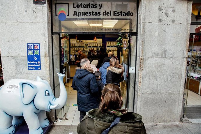 Archivo - Varias personas hacen cola para comprar lotería para el Sorteo Extraordinario del Niño, a 2 de enero de 2023, en Madrid (España).