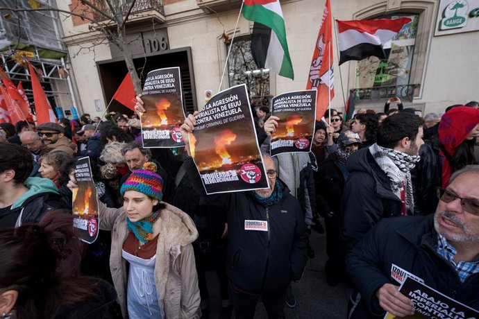 Decenas de personas durante una concentración contra la agresión de EEUU a Venezuela, frente a la Embajada de EEUU, a 4 de enero de 2026, en Madrid (España). La concentración, convocada por Izquierda Revolucionaria y el Sindicato de Estudiantes, se sitúa 