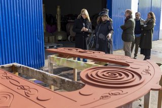 Los tres nuevos tronos reales, inspirados en las carabelas de Colón, protagonizan la Cabalgata de Huelva.