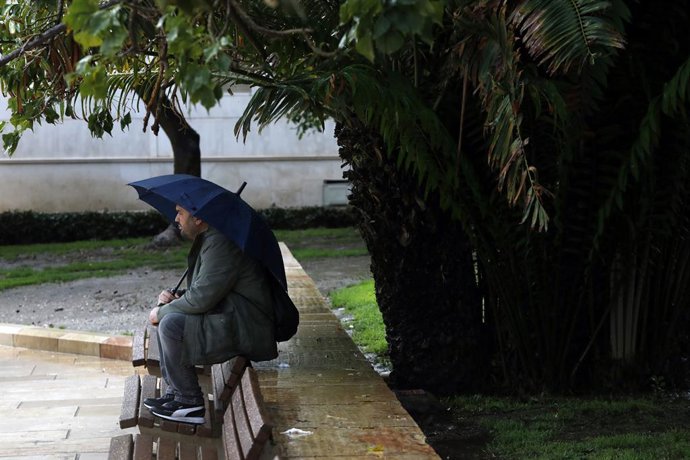 Archivo - Arquivo - Pessoas se abrigam da chuva em Málaga. Em 13 de março de 2025, em Málaga (Andaluzia, Espanha). A Andaluzia acumulou um total de 1.404 incidentes desde o início do trem de tempestades que vem afetando a região desde o início de março.