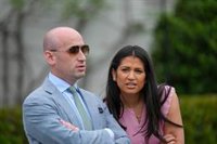 La mujer del asesor presidencial Stephen Miller publica un mapa de Groenlandia con la bandera de EEUU: "Pronto"