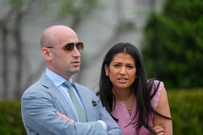 Archivo - 21 de abril de 2025, Washington, Distrito de Columbia, EUA: O vice-chefe de gabinete da Casa Branca, Stephen Miller, e sua esposa, a assessora sênior do DOGE, Katie Miller, participam do Easter Egg Roll da Casa Branca. O presidente DONALD TRUMP 