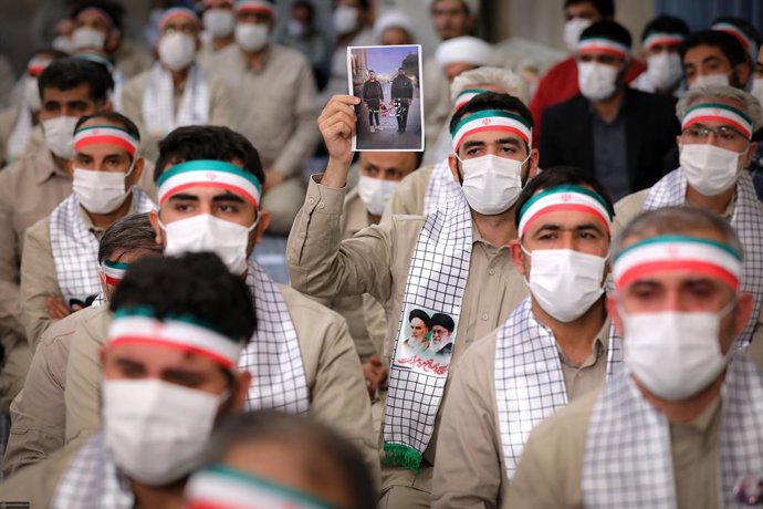 Archivo - Arquivo - 26 de novembro de 2022, Teerã, Teerã, Irã: Uma foto disponibilizada pelo gabinete do líder supremo iraniano mostra membros das forças paramilitares voluntárias iranianas (Basij) durante uma reunião com o líder supremo iraniano, aiatolá