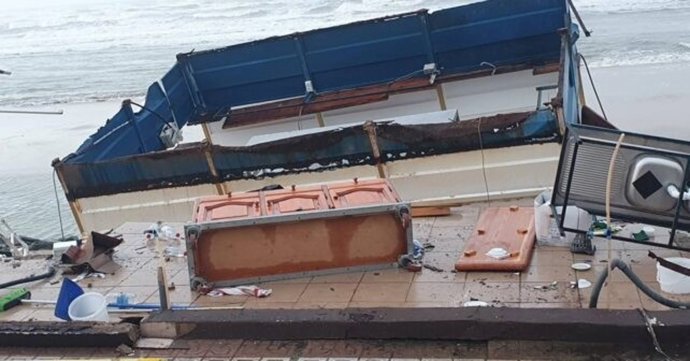 Imagen de desperfectos ocasionados por la borrasca Francis en su paso por Matalascañas (Huelva).