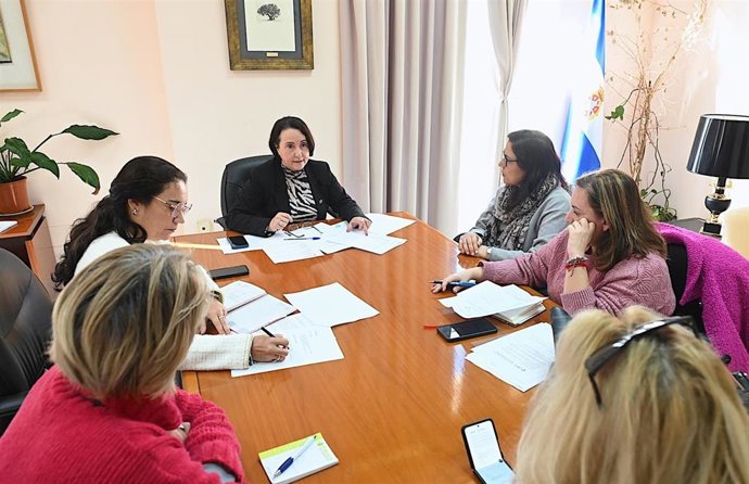 La delegada de Educación del Ayuntamiento de Jerez de la Frontera (Cádiz), Nela García, en un encuentro con la Federación Local de Asociaciones de Madres y Padres del Alumnado (Flampa)