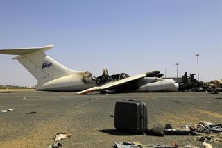 Imagen de archivo de un avión destruido en Jartum durante la guerra de Sudán 