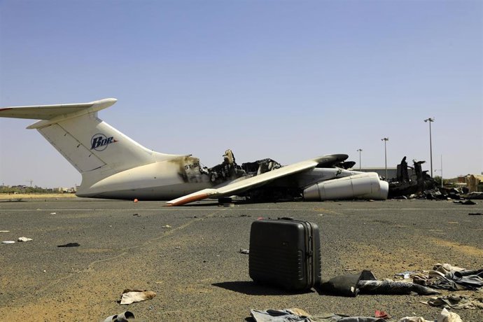 Imagen de archivo de un avión destruido en Jartum durante la guerra de Sudán 