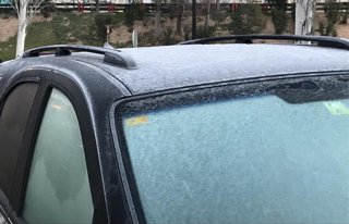 Archivo - Hielo, rodada, escarcha en un vehículo oscuro