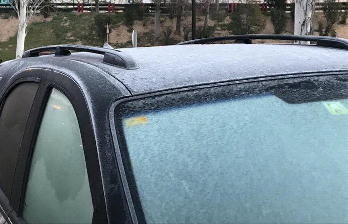 Archivo - Hielo, rodada, escarcha en un vehículo oscuro