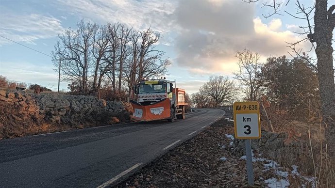 Archivo - Uno de los vehículos del dispositivo de vialidad invernal de la Diputación de Ávila.