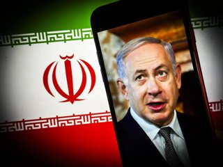 Archivo - Un móvil con la imagen de Benjamin Netanyahu y una bandera de Irán