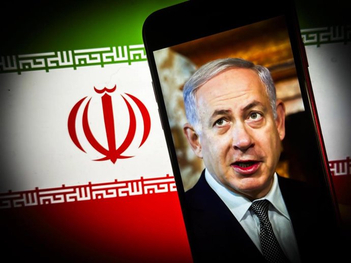 Archivo - Un móvil con la imagen de Benjamin Netanyahu y una bandera de Irán