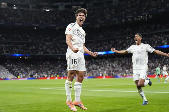 Gonzalo García celebra con Jude Bellingham el 1-0 ante el Real Betis en LaLiga EA Sports 25-26 - Oscar J. Barroso / AFP7