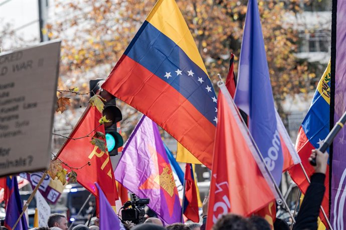 Banderas ondeadas durante una concentración contra la agresión de EEUU a Venezuela, frente a la Embajada de EEUU, a 4 de enero de 2026, en Madrid (España). La concentración, convocada por Izquierda Revolucionaria y el Sindicato de Estudiantes, se sitúa ba