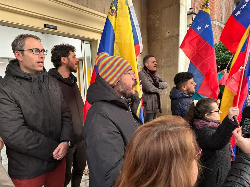 El líder de IU en Andalucía, Toni Valero, participa en una concentración en Cádiz contra el ataque de Estados Unidos a Venezuela