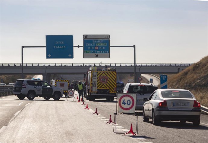 Archivo - Agentes de la Guardia Civil realizan un control de movilidad en la autovía A42, a la altura de Illescas, Toledo, Castilla-La Mancha (España).