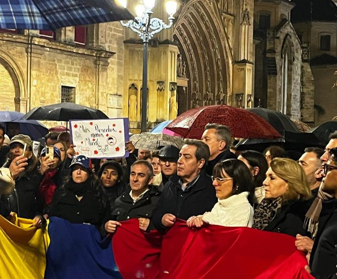 Representantes de PP y Vox en una concentración de la plataforma 'España con VZLA-Hasta el final' en la plaza de la Virgen