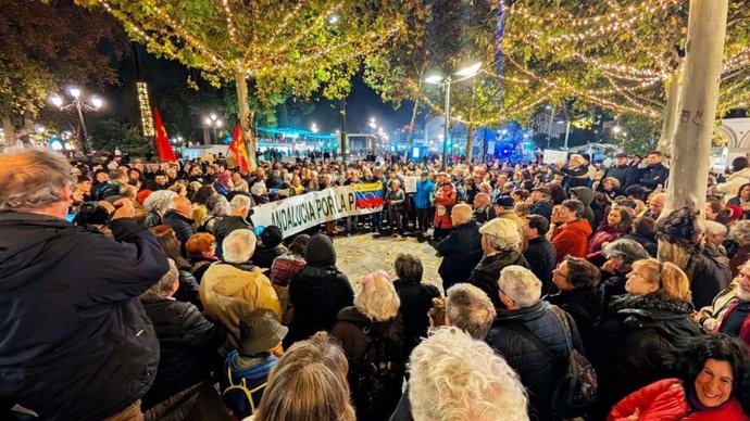 Concentración en Sevilla contra la "agresión" de Estados Unidos a Venezuela