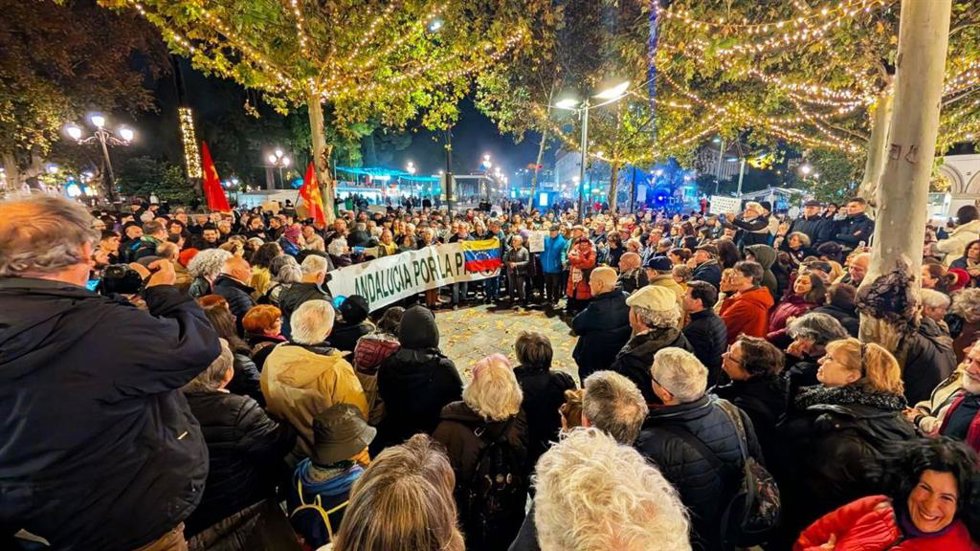 Concentración en Sevilla contra la "agresión" de Estados Unidos a Venezuela