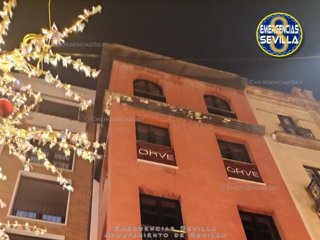 Desprendimiento de una cornisa en la Avenida de la Constitución.