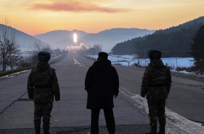 Kim Jong Un durante um teste de um míssil hipersônico norte-coreano.