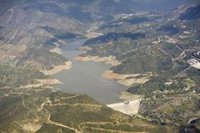 El embalse de la Concepción en Istán (Málaga) comienza a desembalsar tras las fuertes lluvias