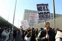 Cientos de manifestantes protestan frente a la prisión de Nueva York en la que está encerrado Maduro