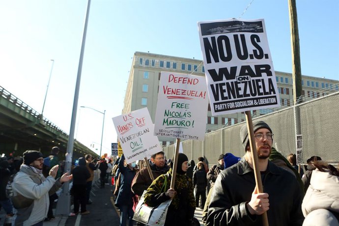 January 4, 2026, Brooklyn, New York, USA: Anti-war and Anti-Trump protestors picket in front of Metropolitan Detention Center (MDC) in Brooklyn, New York. Nicolas Maduro, the ousted President of Venezuela, is being held at the Metropolitan Detention Cente
