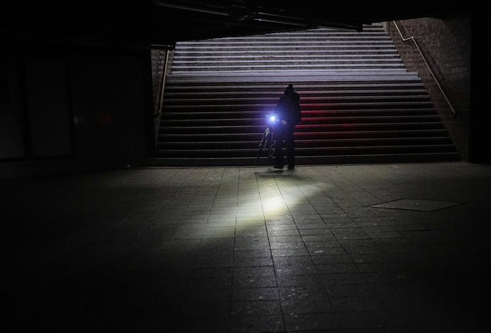 03 January 2026, Berlin: A man rides his bicycle through Wannsee station after a power outage in Berlin.  After a cable bridge caught fire, 50,000 households and 2,000 businesses in south-west Berlin lost power. Photo: Michael Kappeler/Dpa/dpa