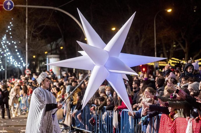 Archivo - Una persona desfila durante la cabalgata, a 5 de enero de 2024, en Madrid (España).