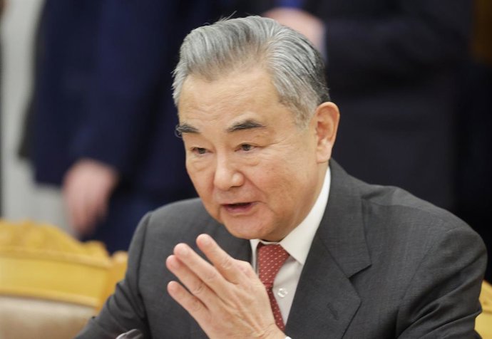 Archivo - Arquivo - O ministro das Relações Exteriores da China, Wang Yi, durante uma reunião em Moscou com seu colega russo, Sergei Lavrov, em dezembro de 2025 (arquivo)
