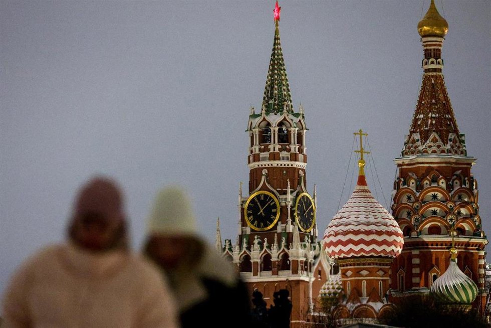 Vista de la Torre Spasskaya del Kremlin de Moscú y la Catedral de San Basilio en Moscú, Rusia