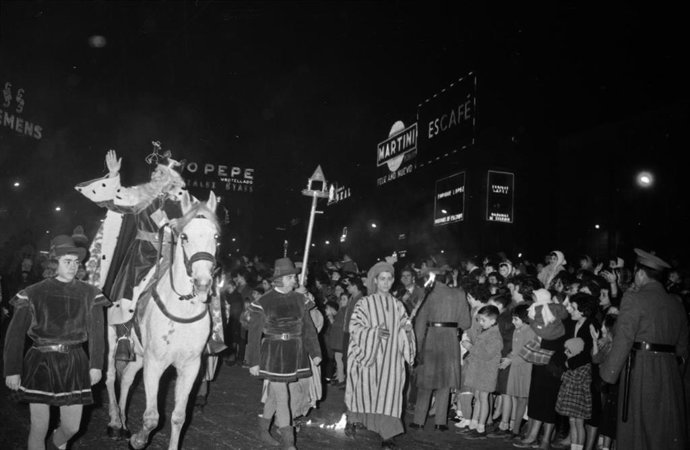 Archivo - (Foto de ARCHIVO) 5 DE ENERO DE 1961: Celebración en el centro de Madrid de la Cabalgata de los Reyes Magos de Oriente.   05/1/1961
