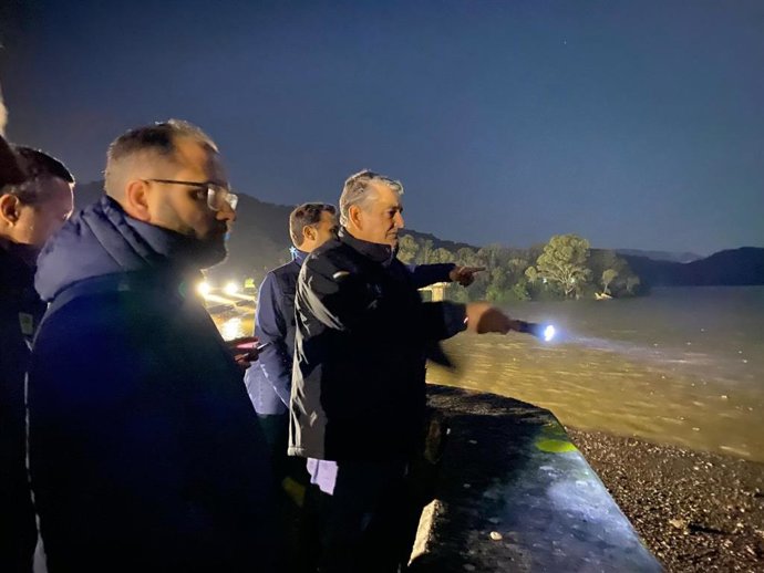 El consejero de Emergencias, Antonio Sanz, supervisa in situ la situación de la presa y el río Guadarranque que ha obligado a desalojar 470 viviendas en San Roque y Los Barrios (Cádiz)