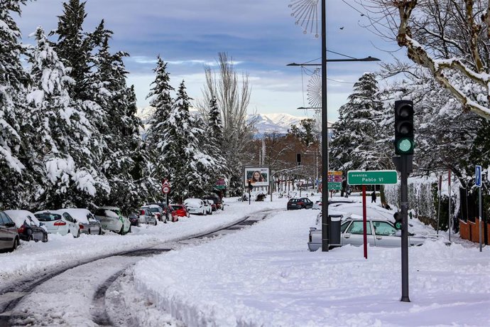 Archivo - Una carretera cubierta de nieve en Pozuelo de Alarcón, Madrid (España), a 10 de enero de 2021. 