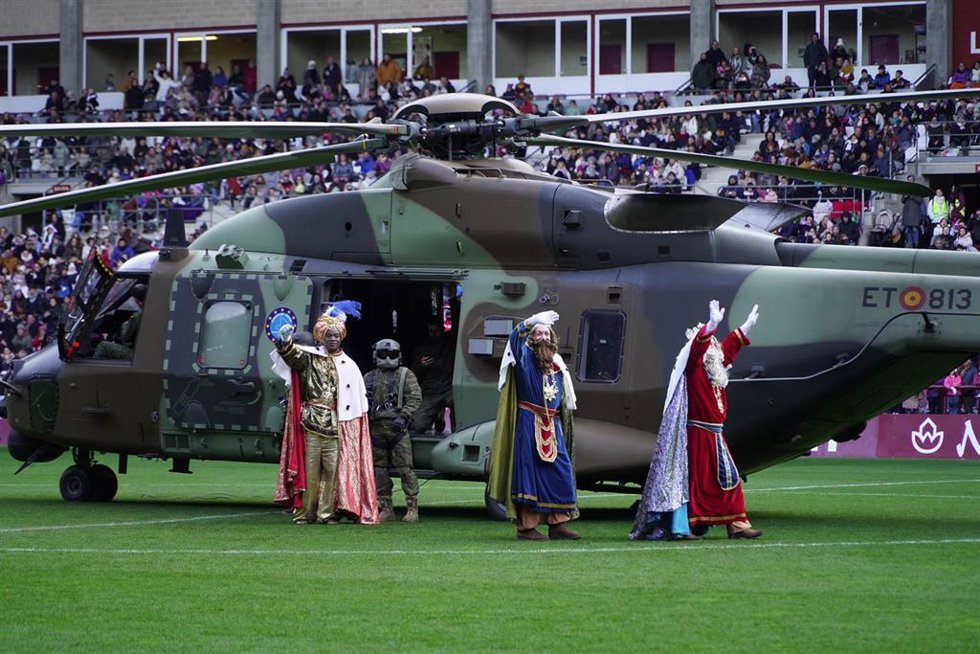 Archivo - Imagen de archivo de la llegada de los Reyes Magos a Logroño en un helicóptero del Bhelma III.