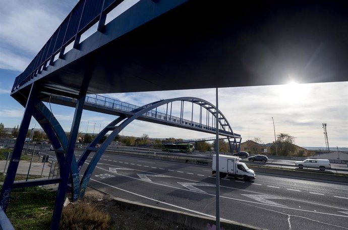 Archivo - Varios vehículos a su paso por la A-3