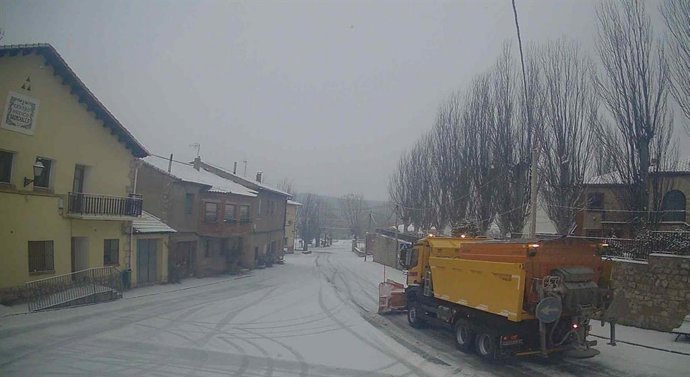 Quitanieves del operativo de la Diputación Provincial de Teruel (DPT) pasando por Bronchales.